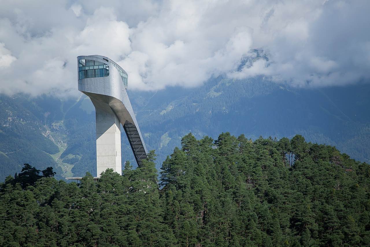 Bergiselschanze wznosi się ponad miastem